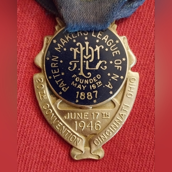 Vintage 1946 Pattern Makers League of N.A. Badge Ribbon Medal Pin North America - Picture 2 of 6